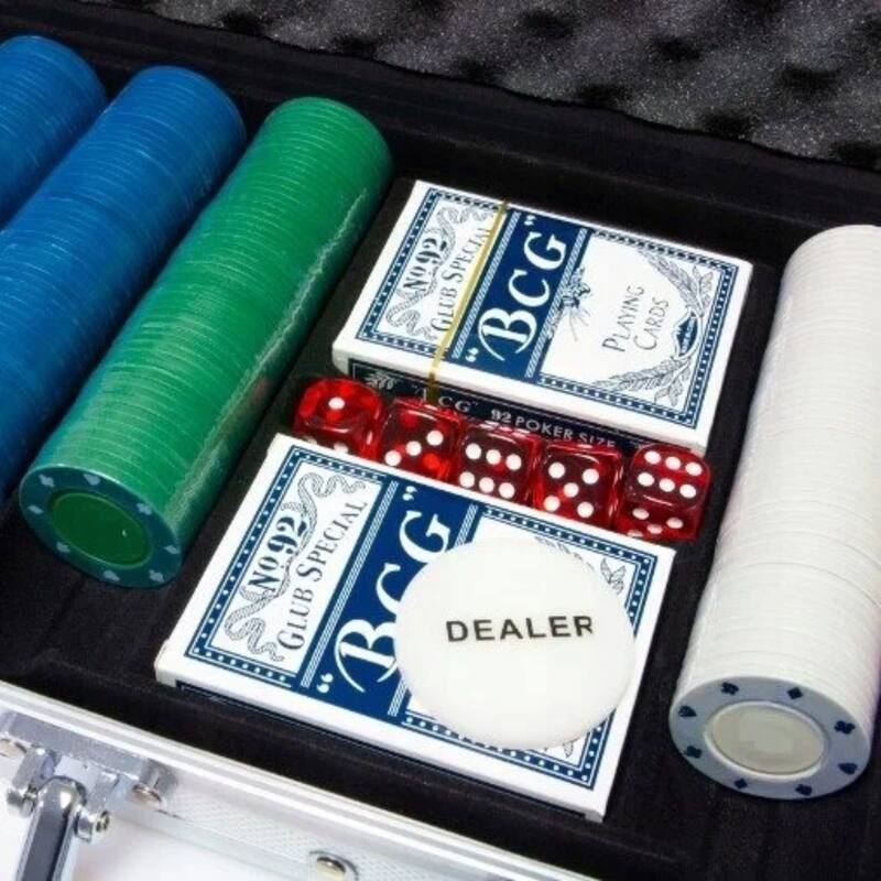 Maleta De Poker Jogo 200 Fichas Numeradas 2 Baralhos 5 Dados